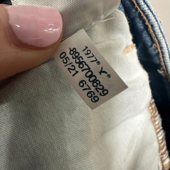 American Eagle Highest Rise Mom Short Womens Size 8 Blue Distressed Zip - Picture 14 of 15